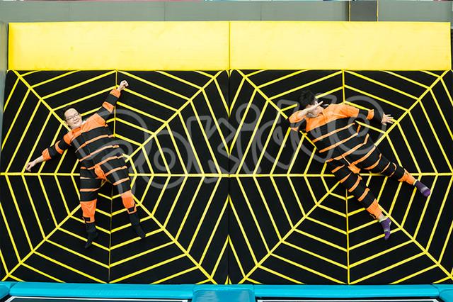 蹦床公园中的网红项目—蹦床粘粘乐蜘蛛墙