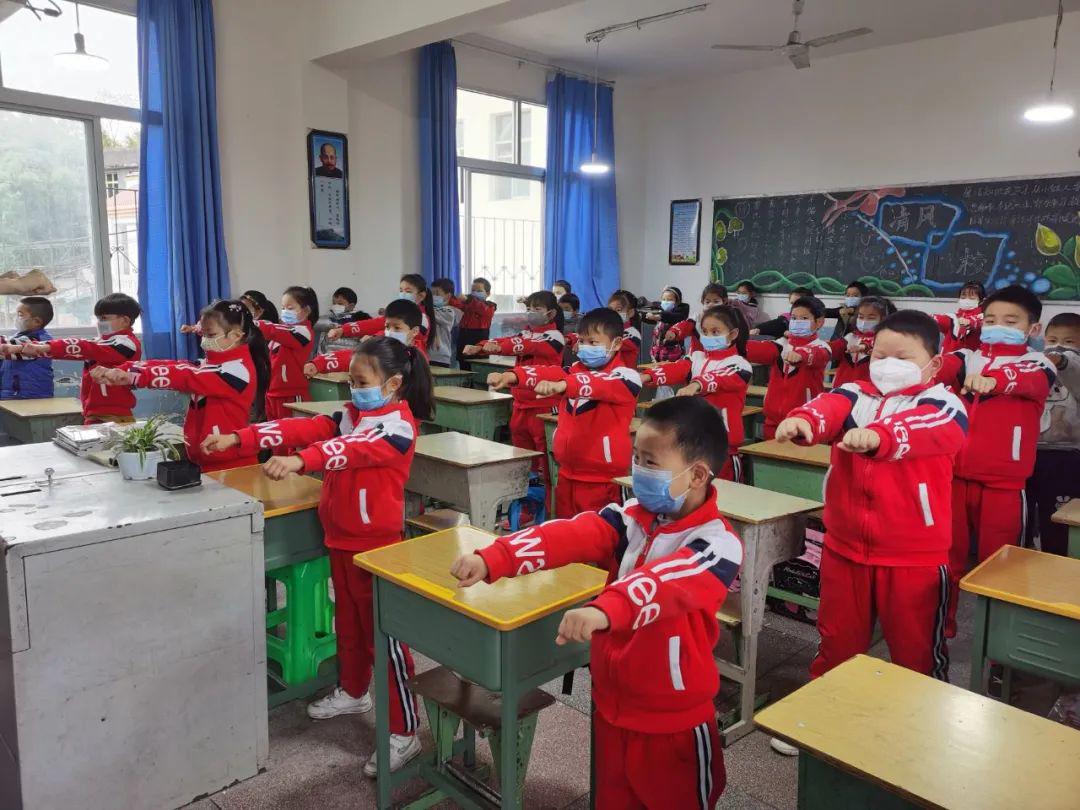 上午 9:30—10:30上午9时,在恩阳二中的教室里,高三学生正在紧张地