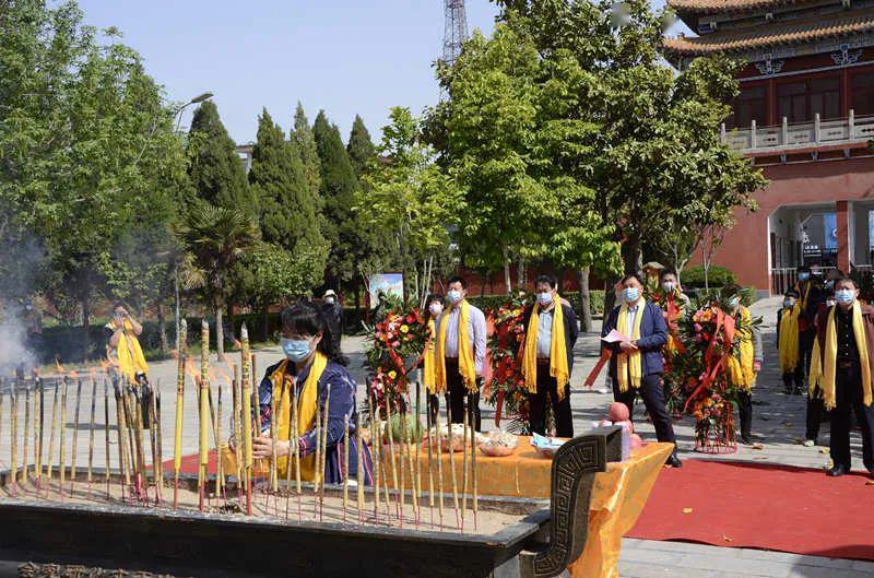 代表通过敬献花篮,供奉果品,恭读祭文,上香祭拜等方式拜谒先祖比干