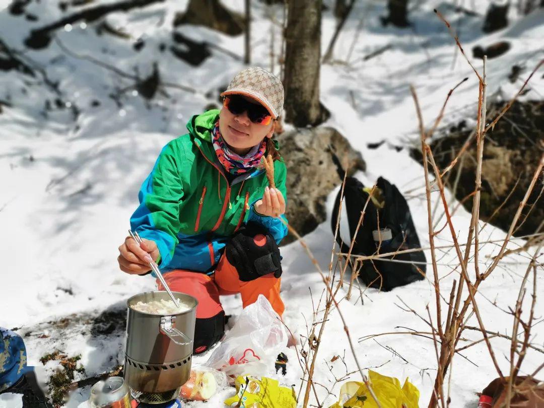 開心的先頭部隊,我們帥氣的領隊林海雪原(右一)準備出發啦到山腳下