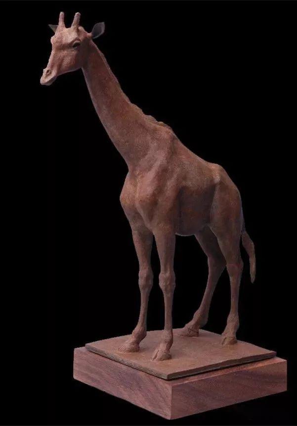 雕塑家adammatano他注重对塑像加彩塑绘结合互相补充