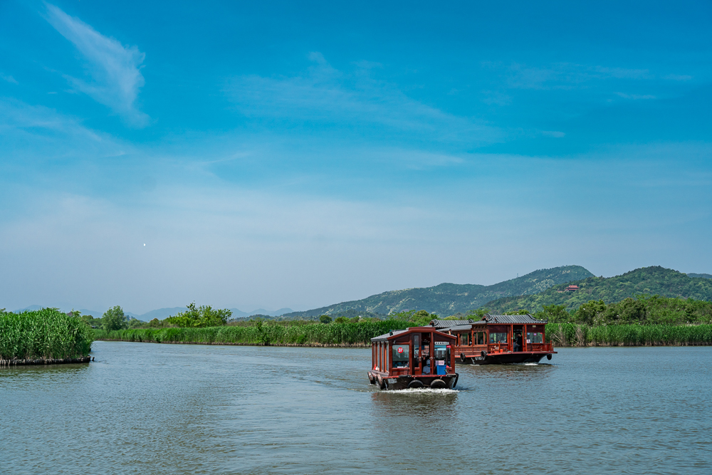 来下渚湖一定要坐船,坐着游船来穿行在湿地公园,狭长的水道两岸芦苇丛