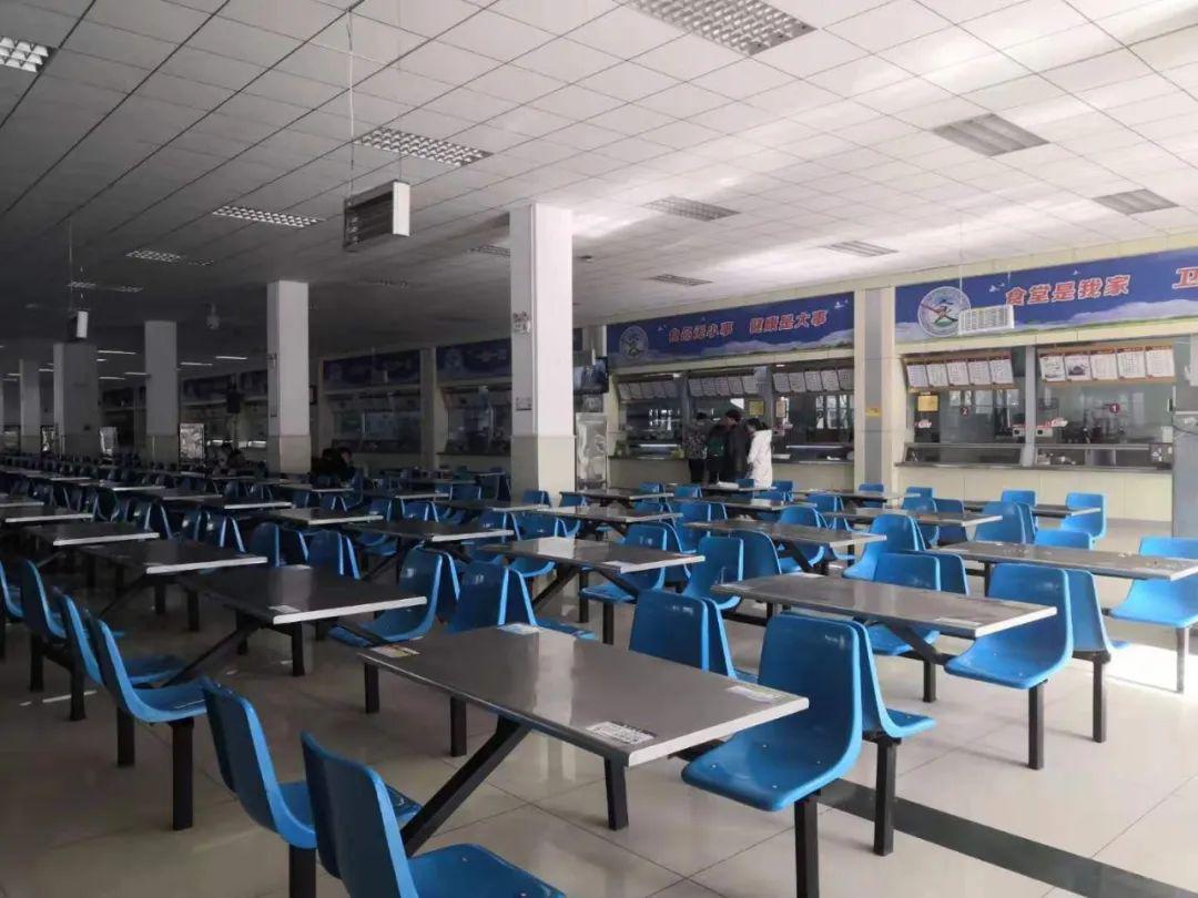 2017年孩子考入大学,我和小花去送的孩子.办完手续后赶紧去食堂吃饭.