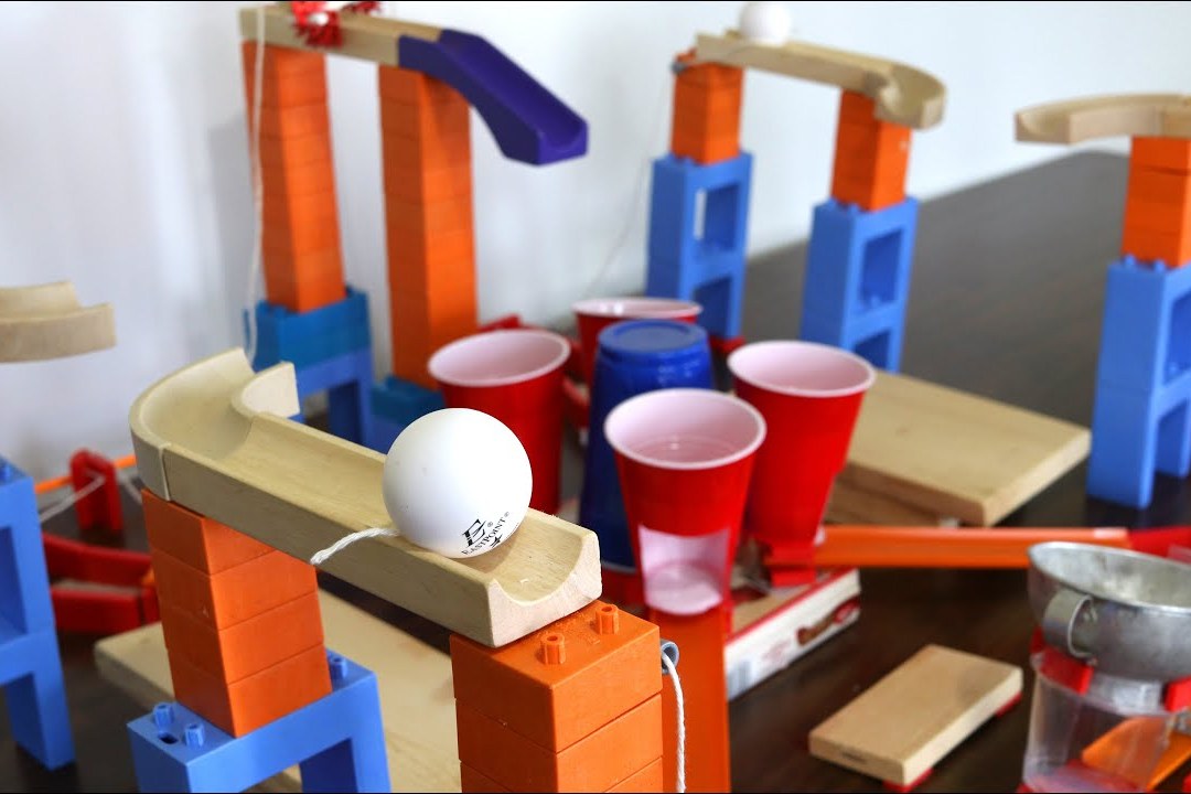 弹珠连锁反应装置,机关很复杂,环环相扣,停不下来