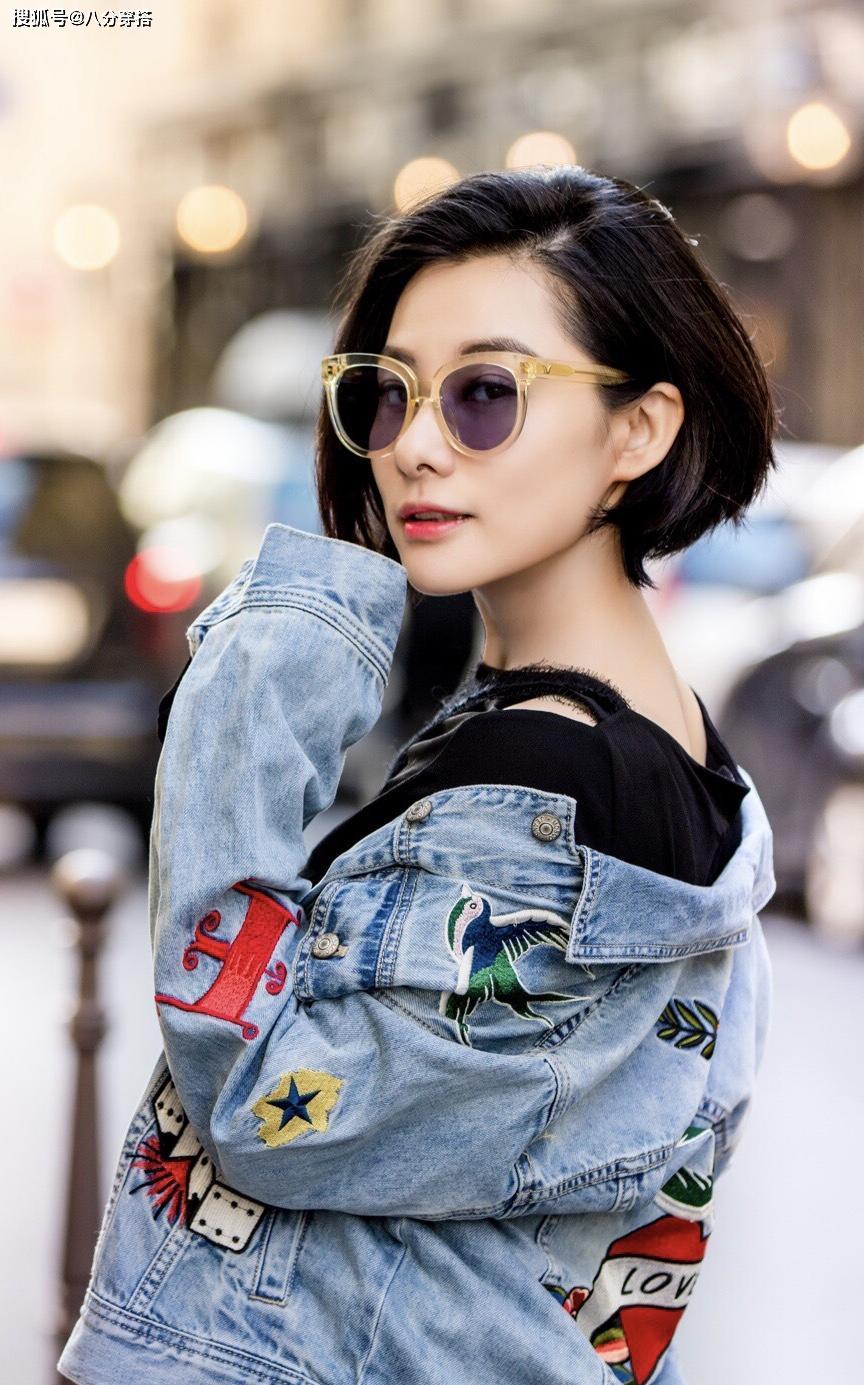 刘璇真的太会穿!牛仔外套半穿个性酷炫,搭配红色长裤绚烂夺目