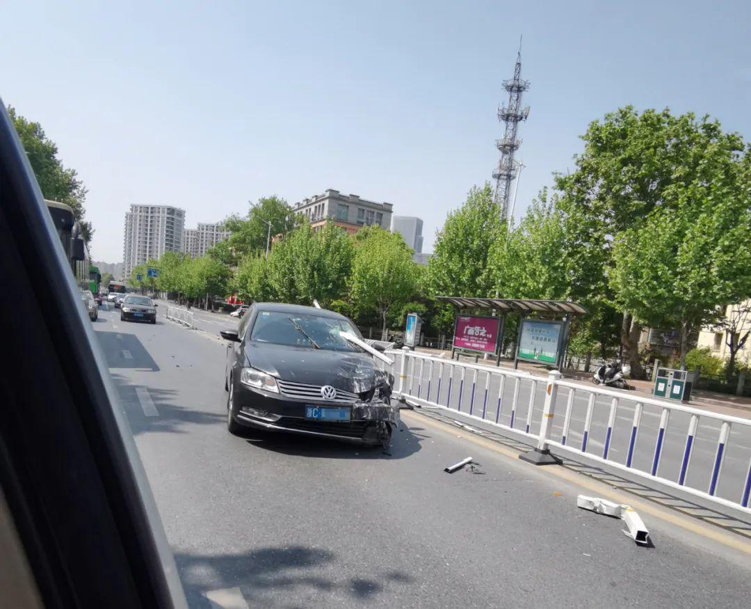 五菱撞上劳斯莱斯护栏穿透大众驾驶室萧山今天这两起车祸引热议