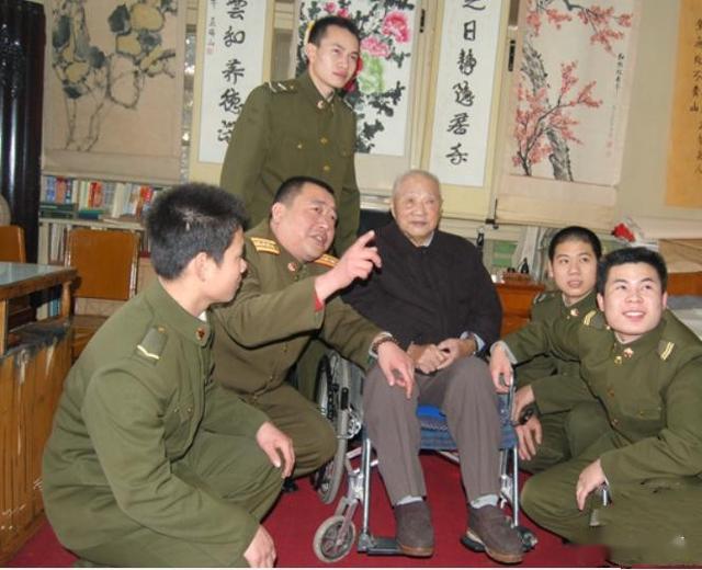 他是秦基伟的部下,活100岁,因拒绝当官,一上将气得用扁担打他_吴瑞山