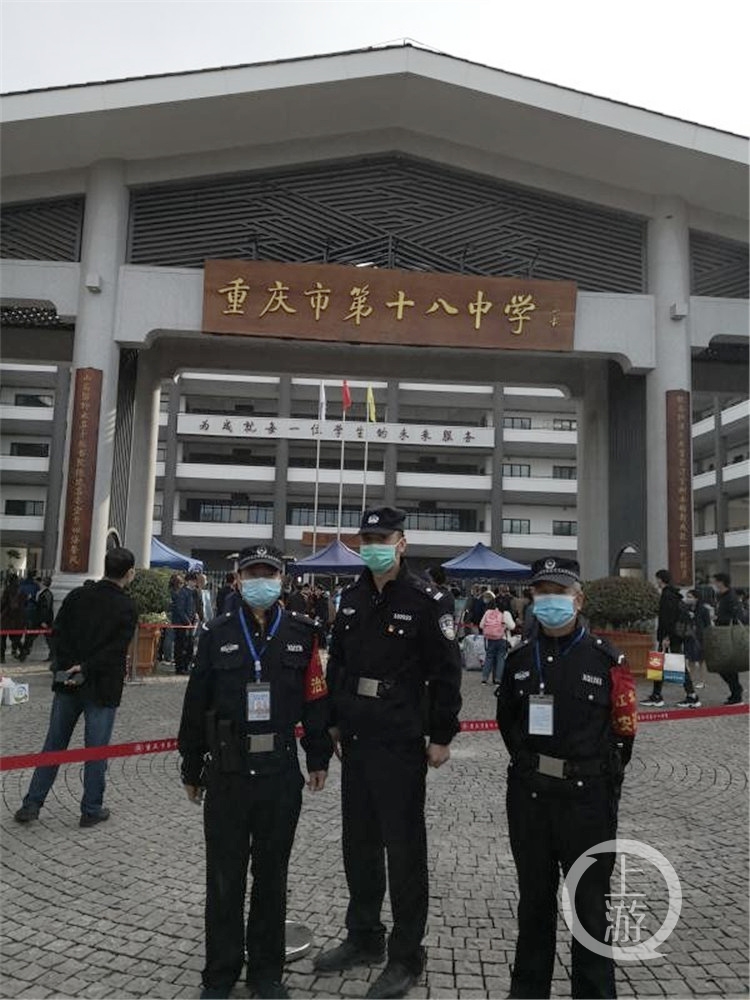 十八中铁山坪校区学生今返校报到 警方提醒市民错时出行