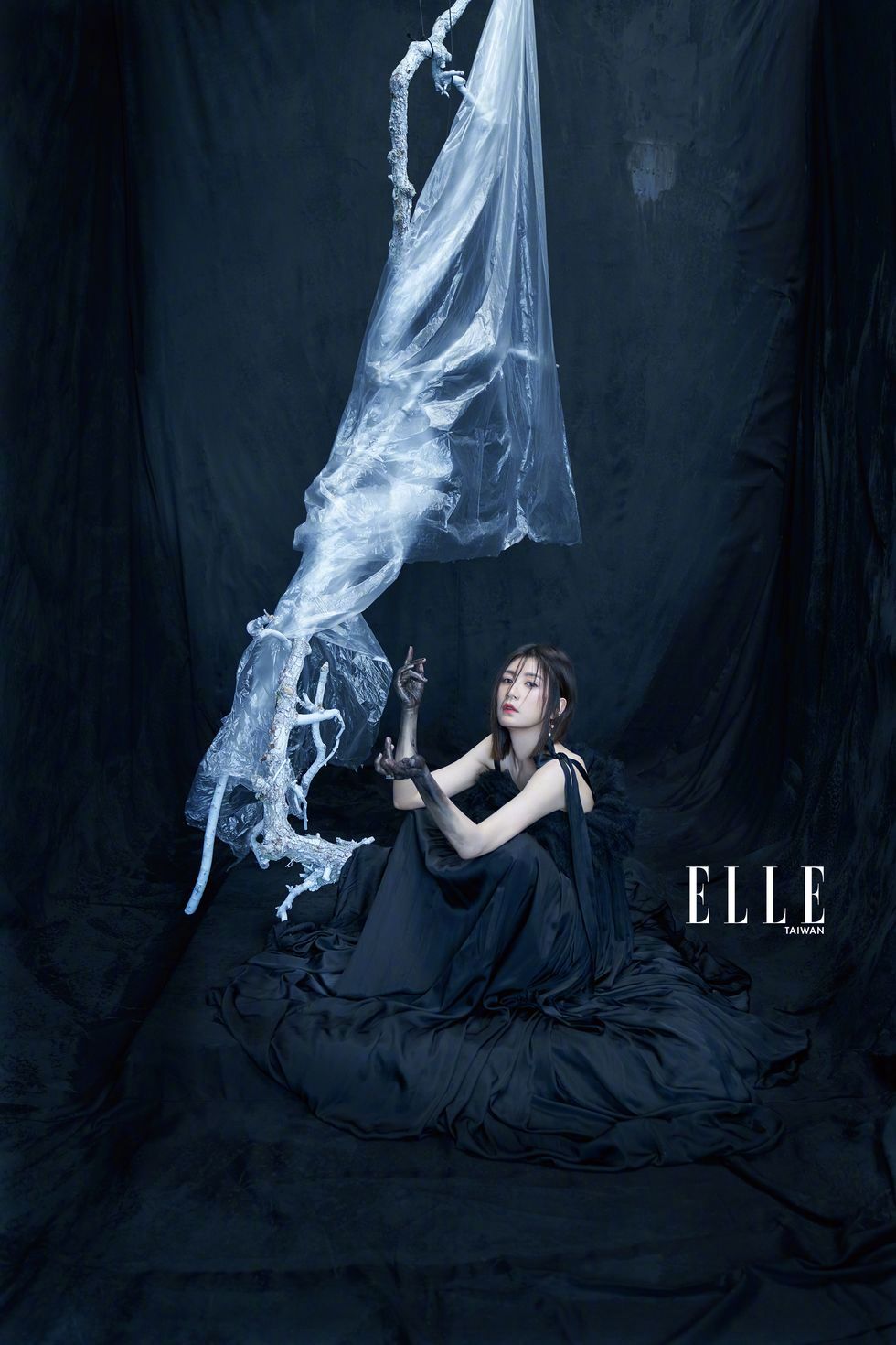 45岁女星暗黑色系大片演绎大地女神