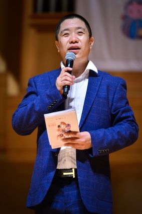 郭磊(老郭):本场诗会导演.自幼学习曲艺,从事青少年曲艺教学.