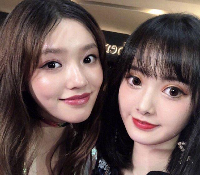 被网红同化的女明星,4人同框共用一张脸,韩国流水线回来的?_周洁琼