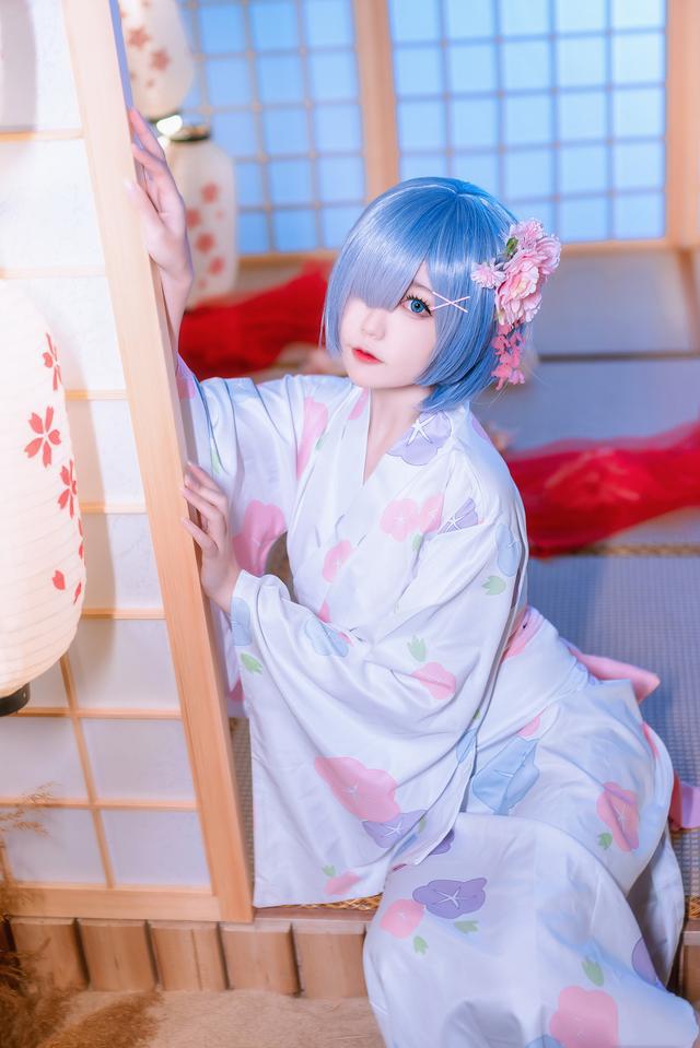 四位可爱的妹子cos的日本人气动漫角色雷姆很有还原度哦