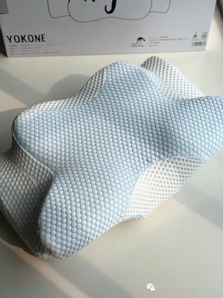 刚从箱子里拿出来的时候,枕头的大小和形状把我吓了一跳!
