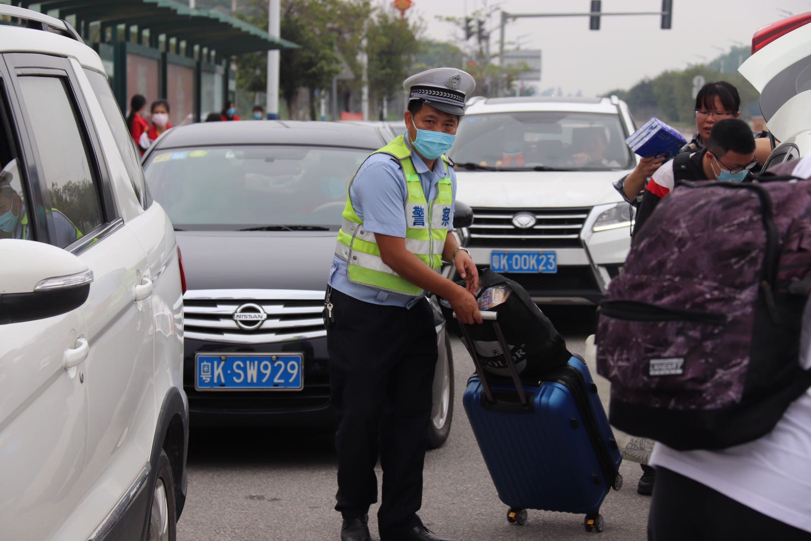 茂名市第一中学返校了,电白交警大队全力协助.