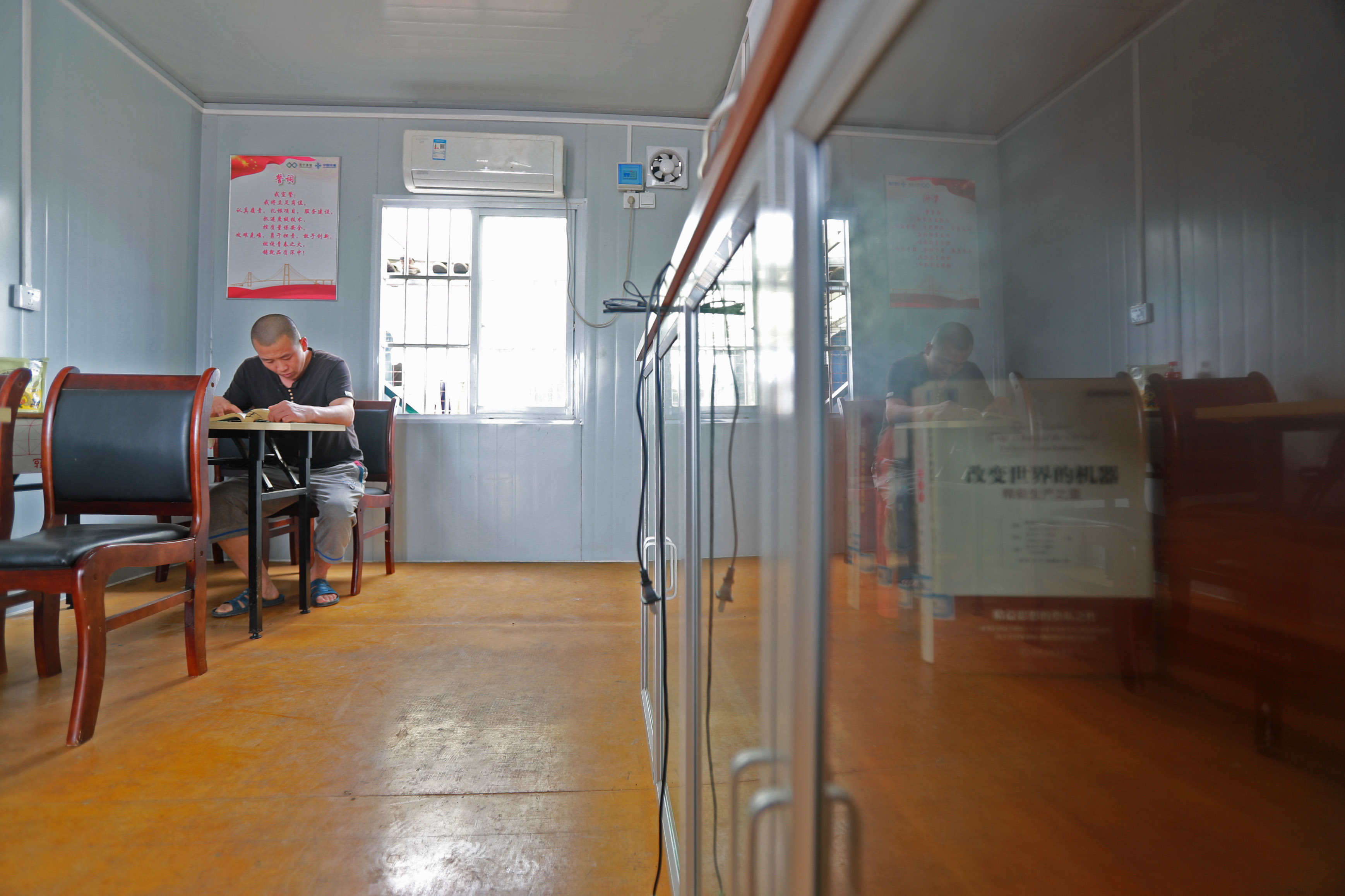 走进伶仃洋上的"社区"——深中通道建设工人生活区