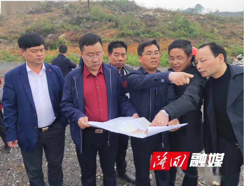 县长办公会,就魏源实验学校项目建设进行现场办公,县领导车茂,宁玉光