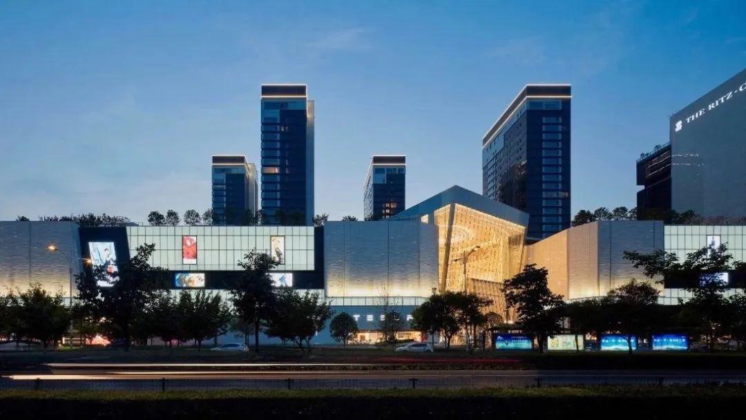 请看好你的女朋友,我要出门了._中大国际