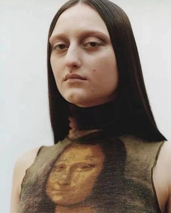 原创欧洲模特撞脸蒙娜丽莎肢体柔软孤傲似油画看到对比照后我服了