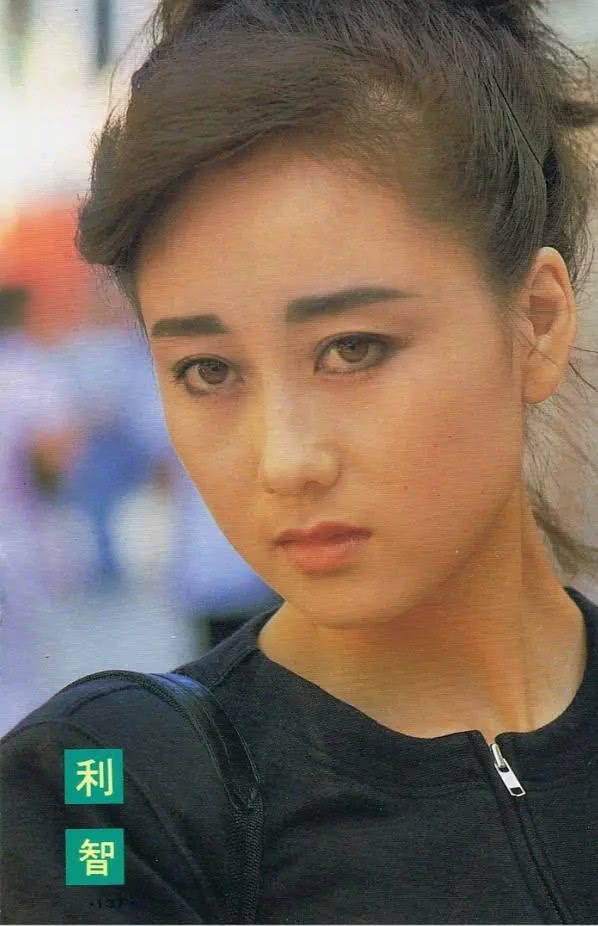 原创李连杰利智罕见合影一家四口庆生58岁女神颜值依旧在