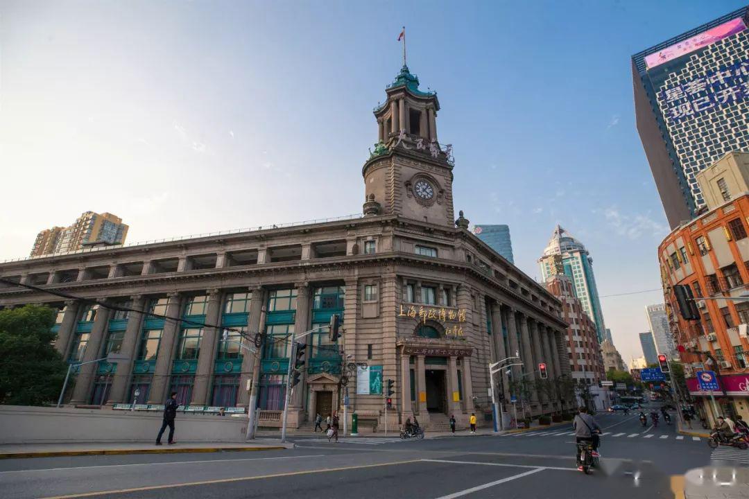 向北走,看到的第一幢建筑,就是马蹄型的邮政大楼