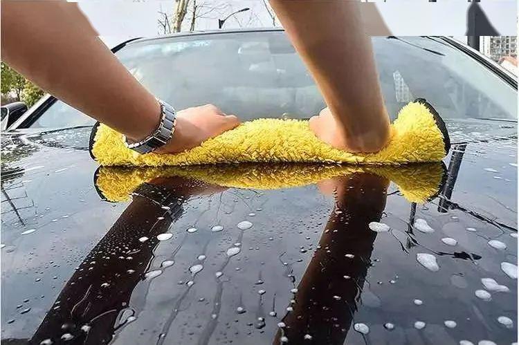 为什么自己擦车总是没洗车店干净彻底,原来是毛巾没选对