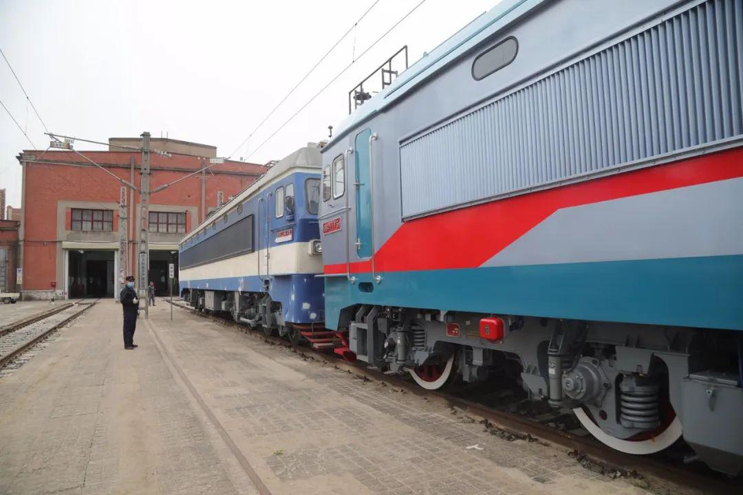 锦旗一面表谢意穿沙漠跨草原铁路小哥为了啥后续来了