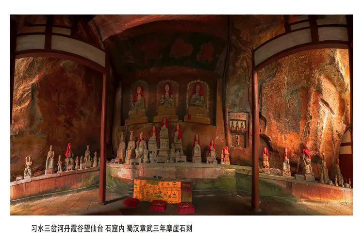 "不惜锱铢,请匠鸠工,穿崖凿壁",于嘉庆十五年建成的望仙台石窟,造型