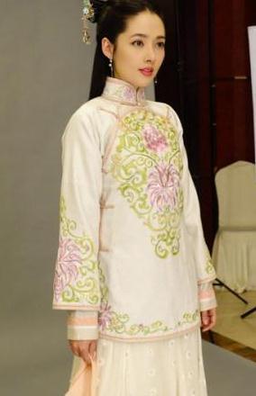 郭碧婷嫌自己腰粗不敢穿旗袍被向佐强制要求穿上后美到不敢认