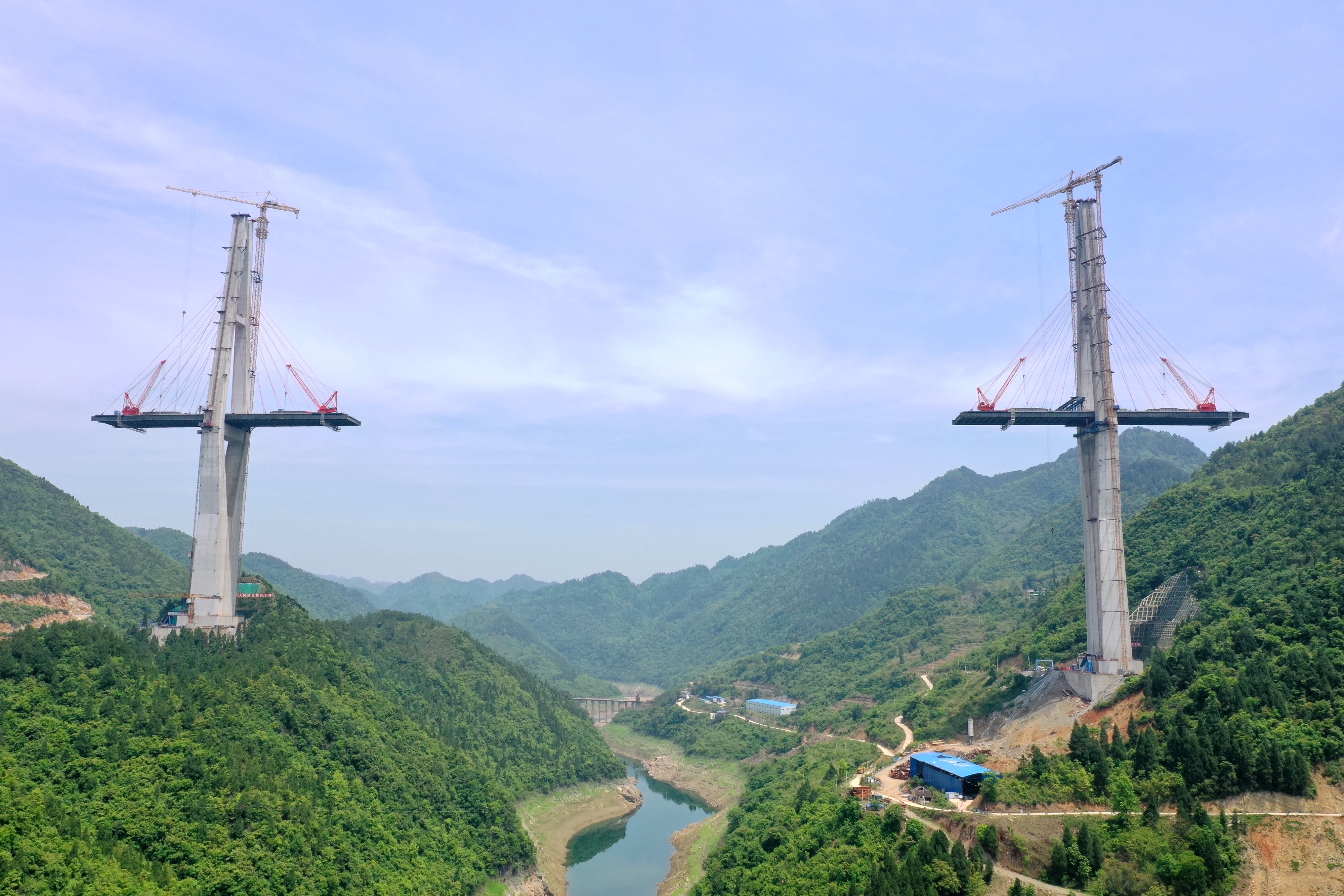 贵州遵余高速湘江大桥建设进展顺利