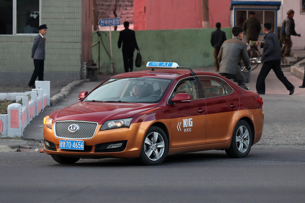 在这个不起眼的国家马路上中国汽车随处可见比亚迪成了豪车