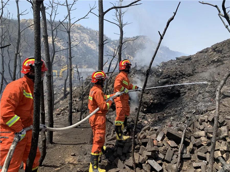 4月23日下午14点,山东青岛市黄岛区小珠山突发大火,24日6时20分,现场