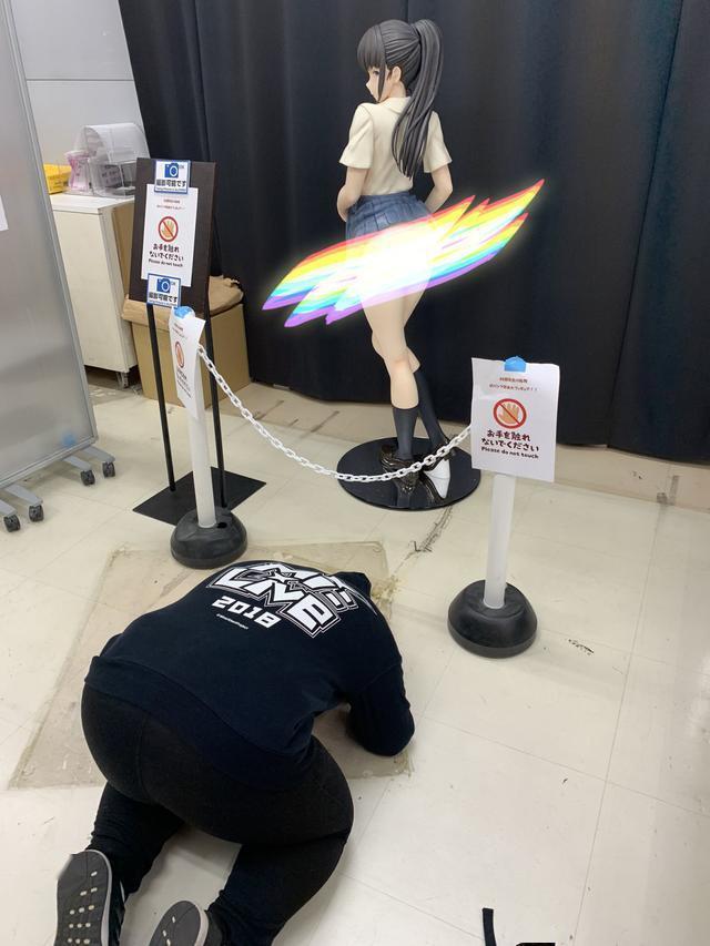 二次元肥宅跪拜嫌弃脸手办称为了再现原作毫无尊严