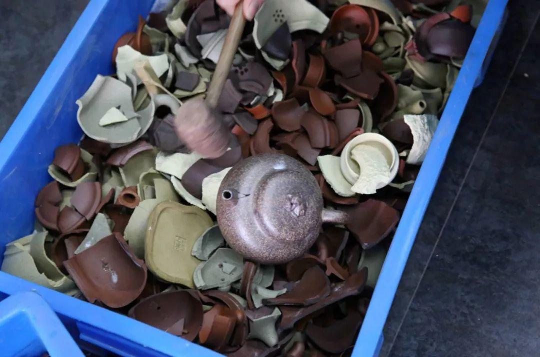 紫砂壶碎片磨细粉还能重新炼成泥做成壶吗