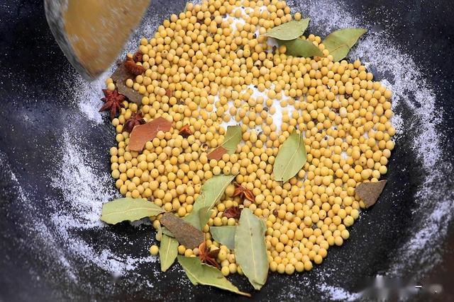 黄豆直接扔进盐堆炒几分钟做成河南特色小吃焦豆堪比花生米