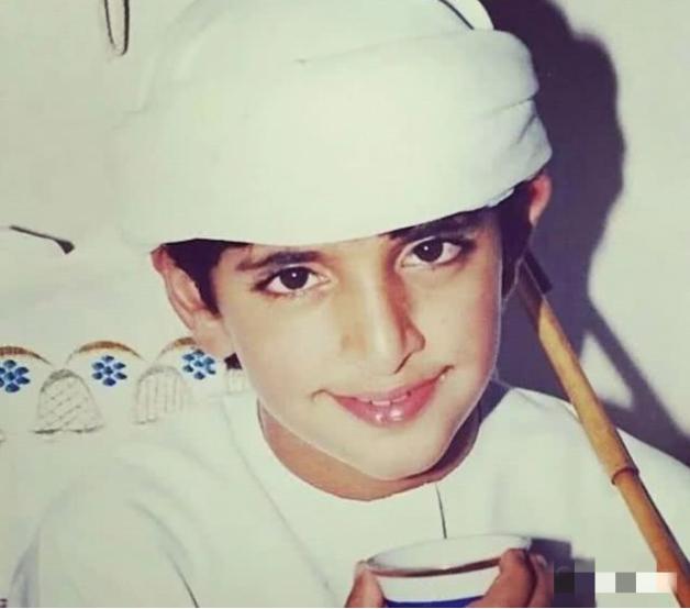 哈曼丹王子罕见晒照,意外曝光奢华宫殿,一身简约穿搭却接地气