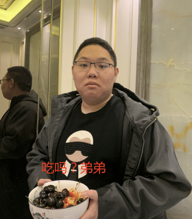 英雄联盟:pdd的保姆首次出镜,看到保姆的照片,粉丝愣住了_直播