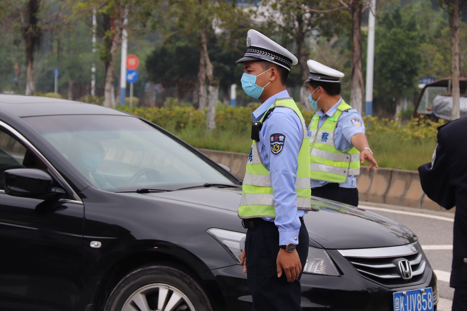 茂名市第一中学返校了,电白交警大队全力协助.