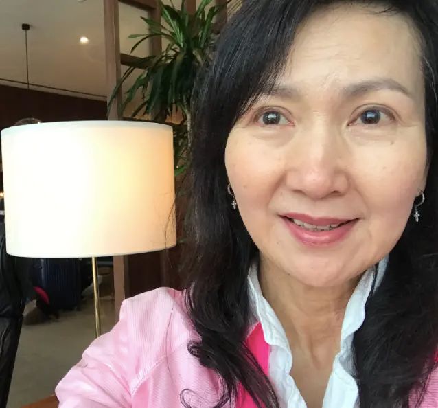 陈美琪素颜的时候整个人的衰老痕迹,看的只会更加的明显,可以发现眼睛