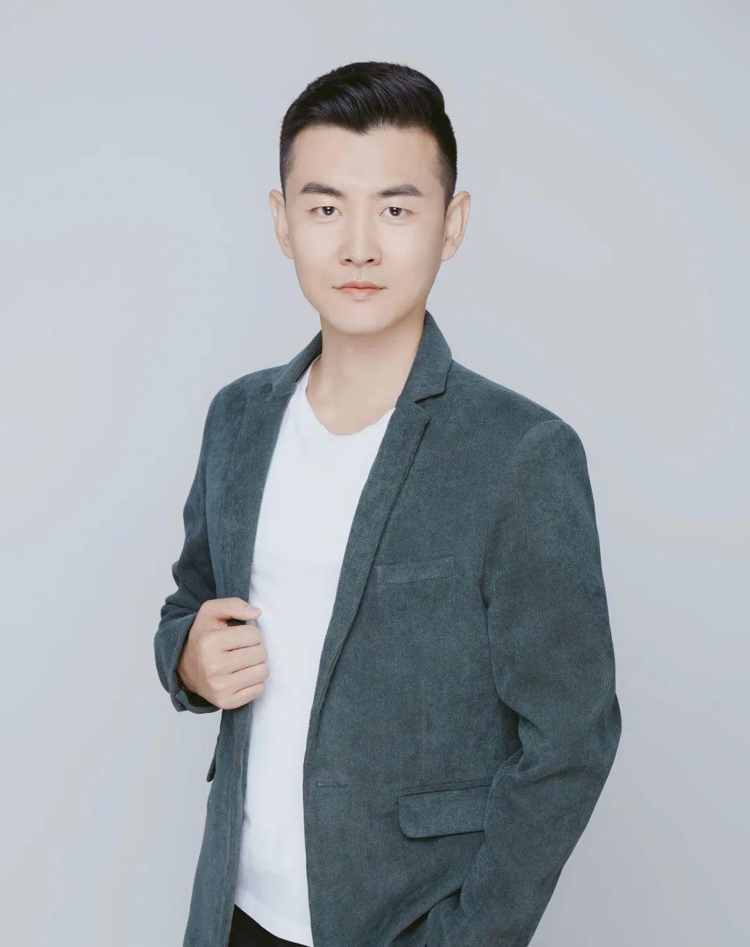 设计手绘作品03精装设计经理-陈彦哲设计风格天马行空,专注于精装设计