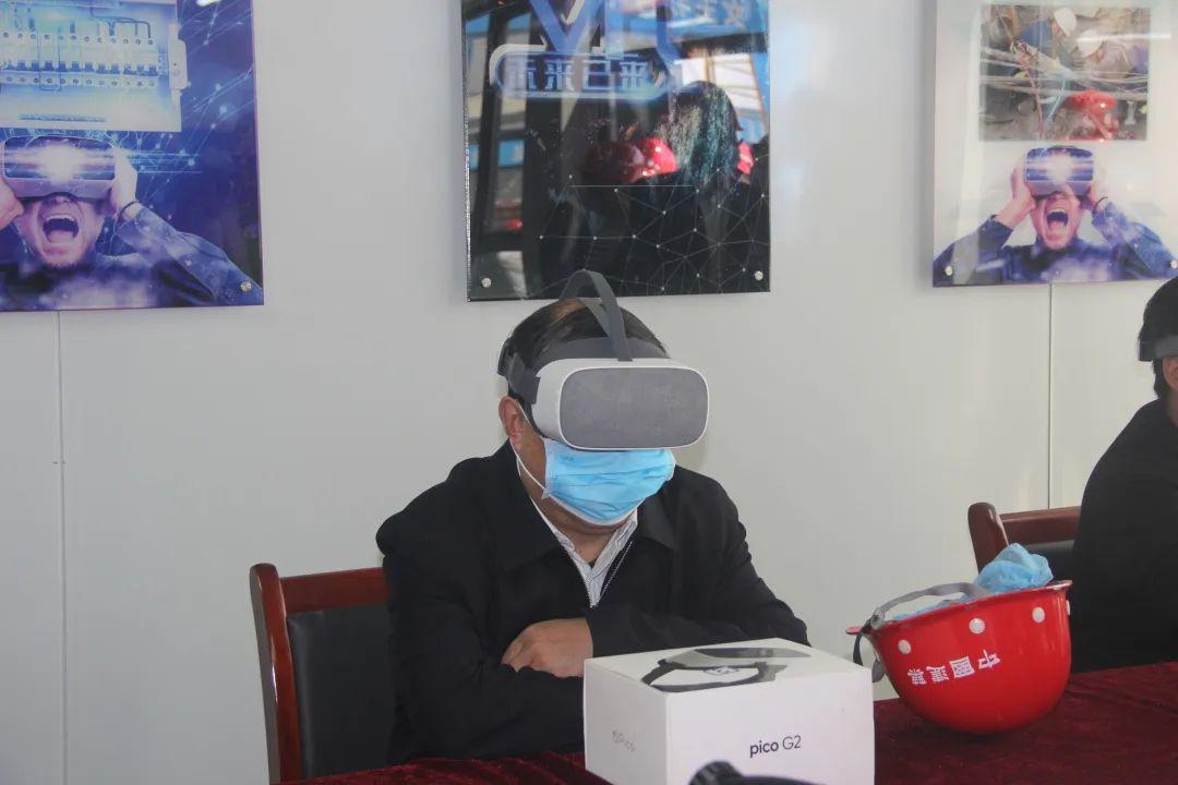 咸阳市住建局局长申海民亲自体验vr技术△咸阳城市建设投资控股集团