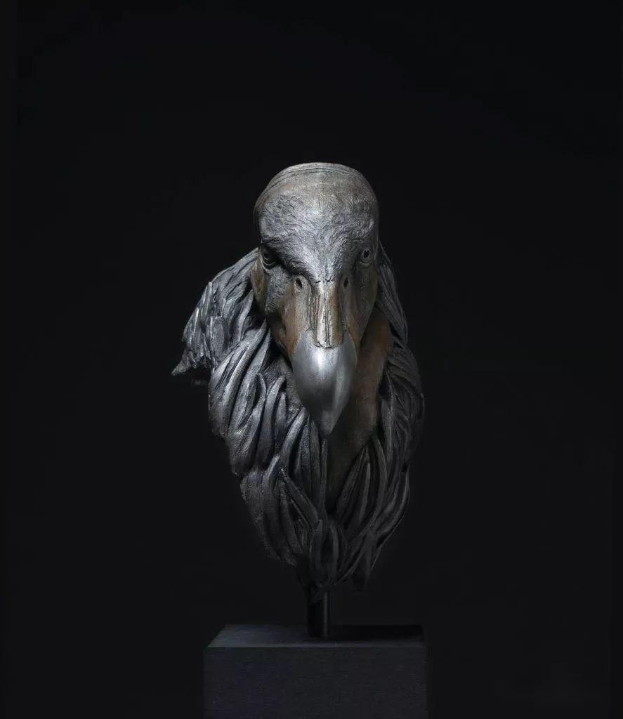 雕塑家adammatano他注重对塑像加彩塑绘结合互相补充