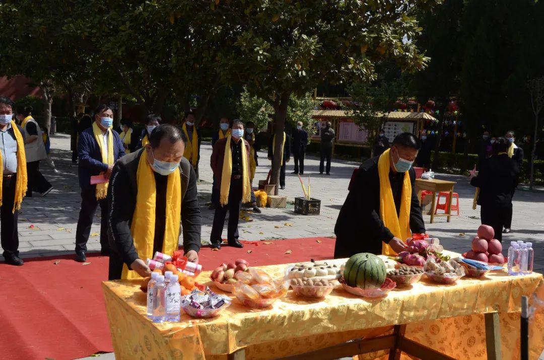 代表通过敬献花篮,供奉果品,恭读祭文,上香祭拜等方式拜谒先祖比干