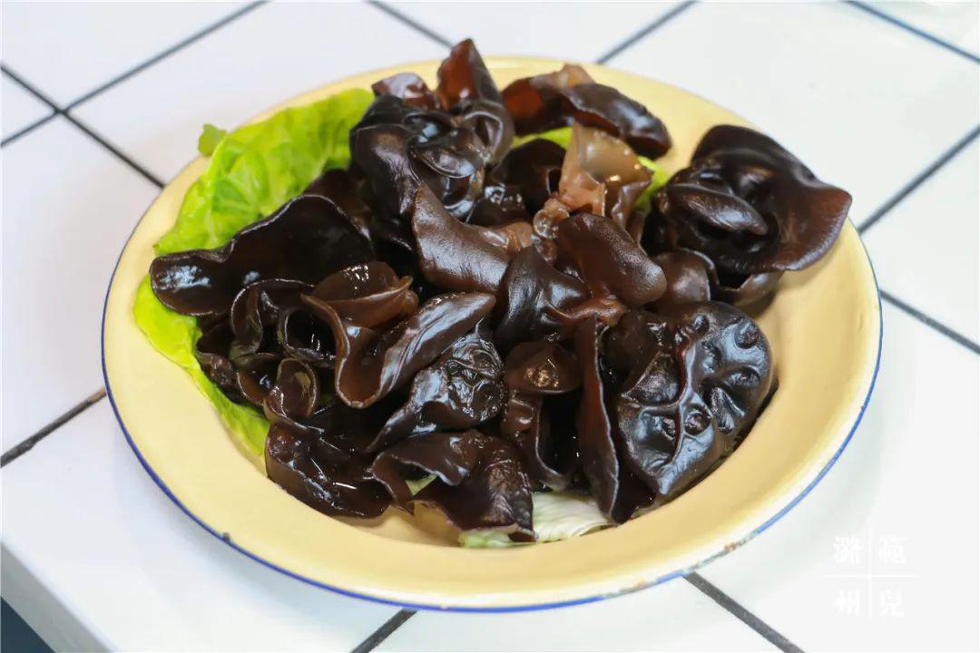 木耳鲜豆腐这些蔬菜,原价都是单位数,再打折下来,几十块钱你可以吃