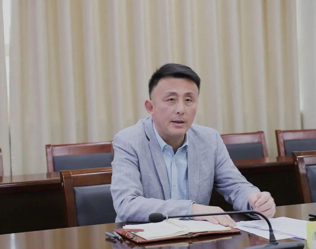 镇农业中心主任崔世荣对相关部门项目进展情况分别进行点评