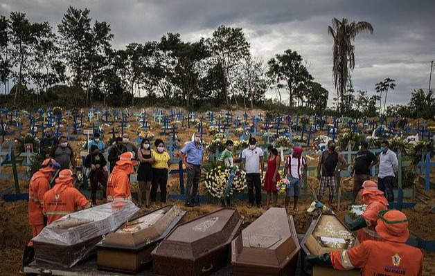 巴西新冠死亡人数激增,墓地不堪重负,工人一天要埋100具尸体