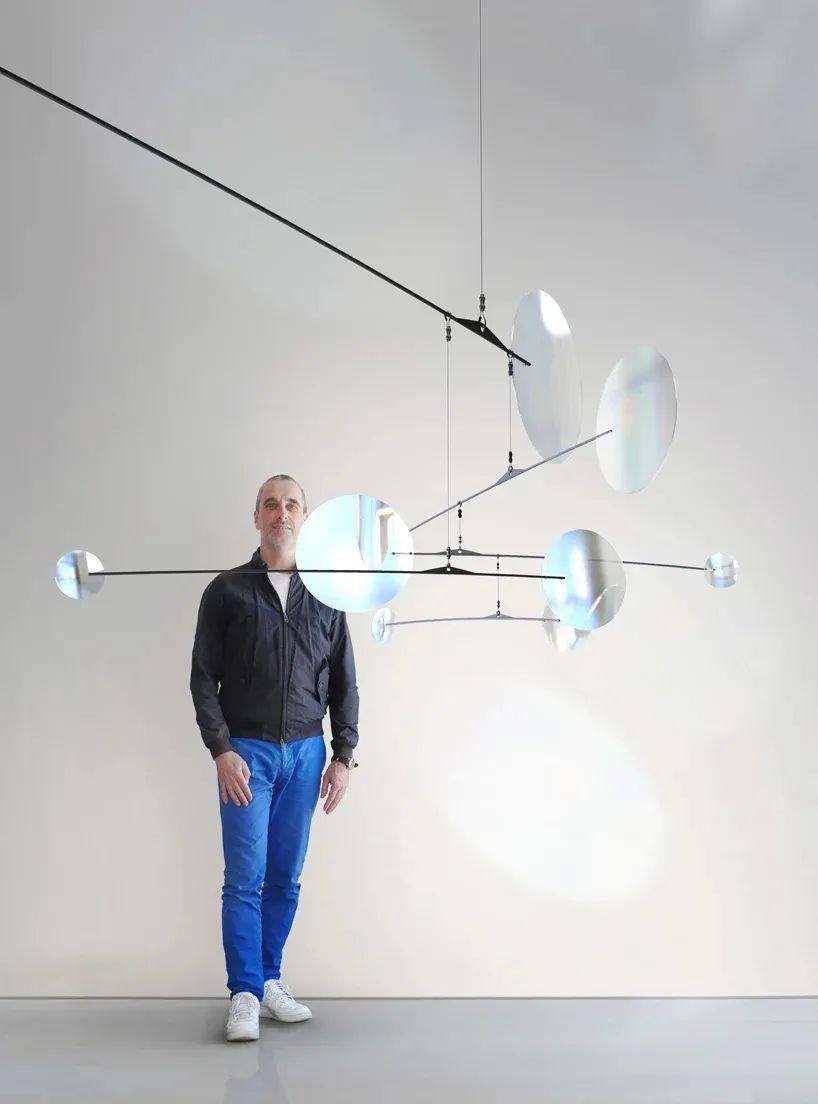 vincentleroy在巴黎的屋顶上用漂浮镜头装置来过滤现实