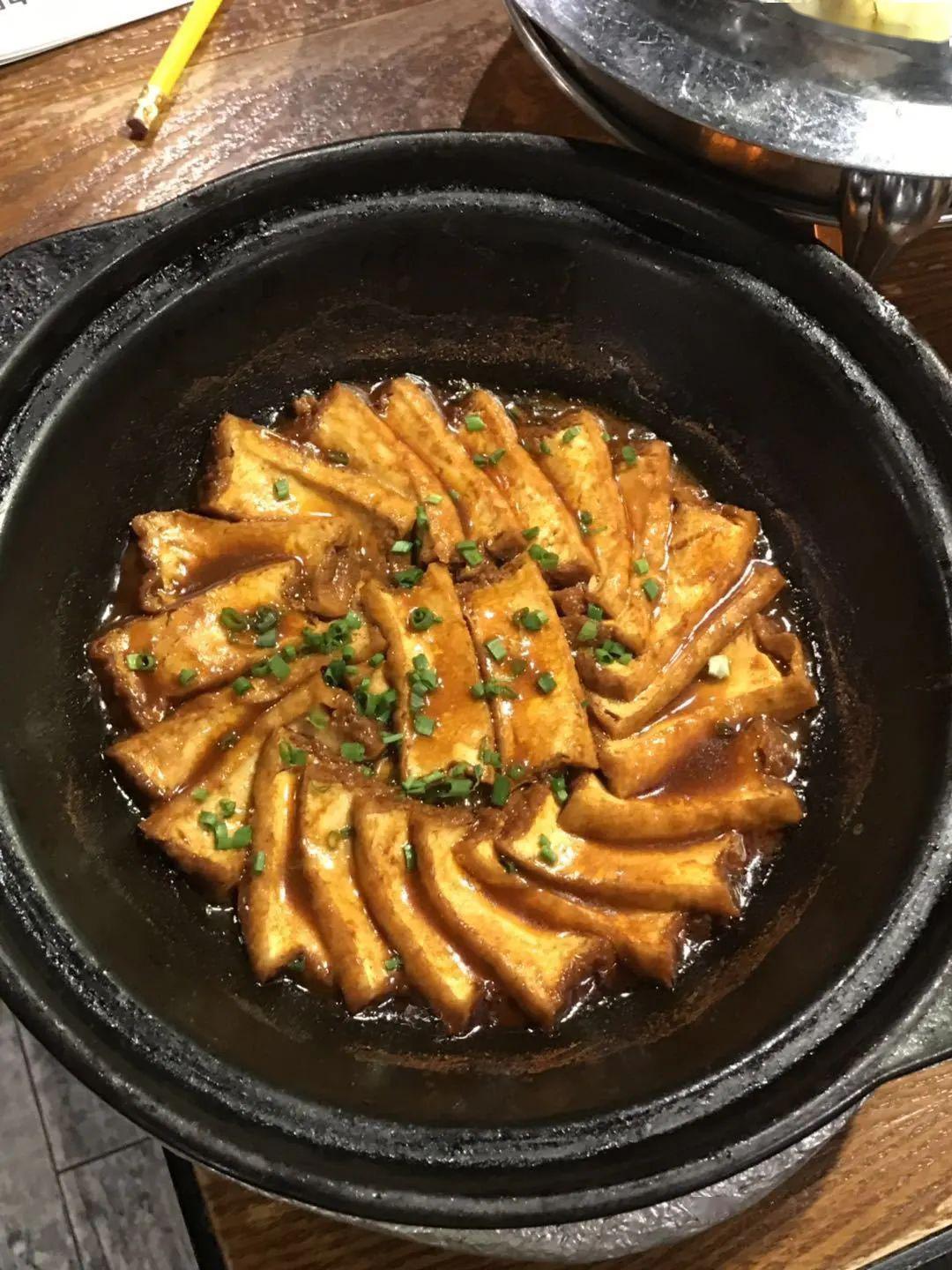 充溢鼻腔配上白米饭,会忍不住一口气吃好几碗香味十足黄焖鱼块黄焖鱼