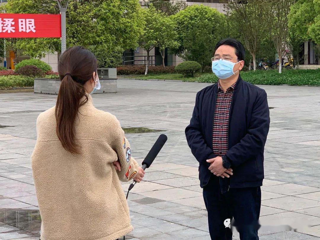 演练结束后,作为此次演练的总指挥——校长周兴中接受了县融媒体记者