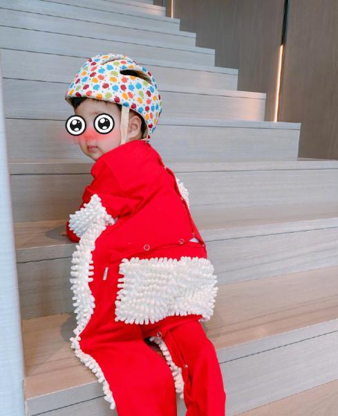 看似晒娃实则炫富安以轩豪宅曝光空间大到可供孩子爬两个小时