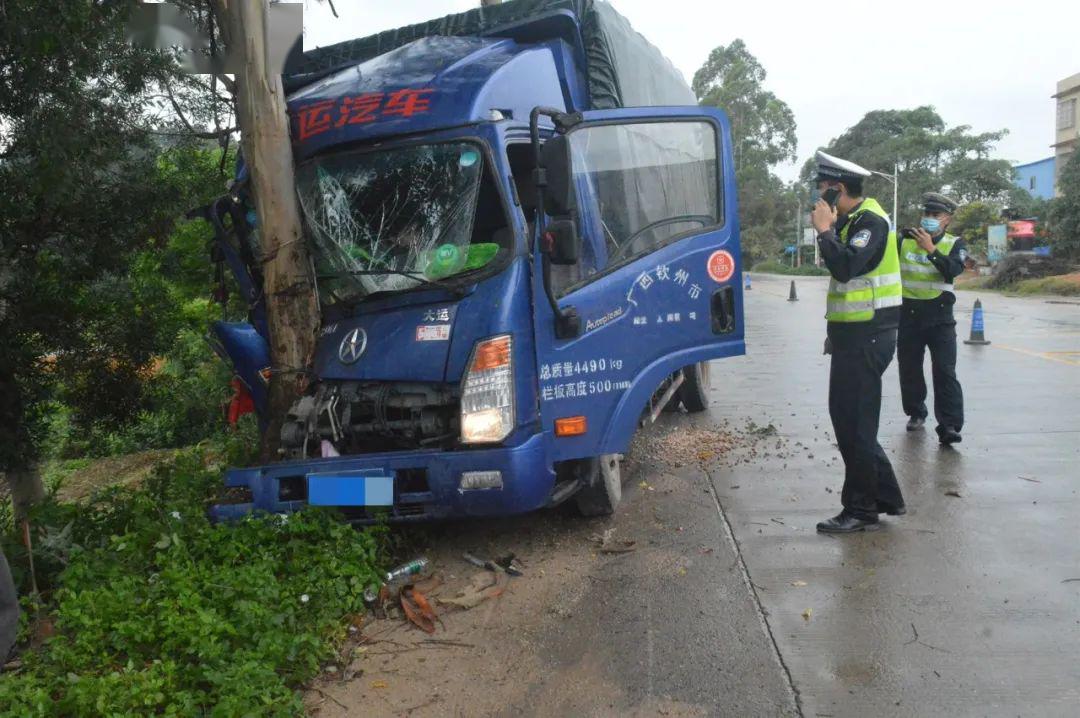 惊险钦州灵山一大货车失控撞树被困原因是